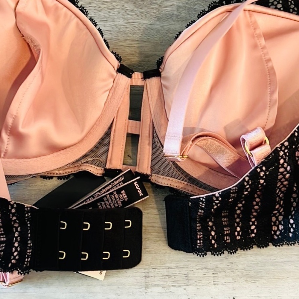 NWT,34/D,Victoria’s Secret Lined Plunge Bra, Adjustable Straps, Gorgeous! - Picture 3 of 8